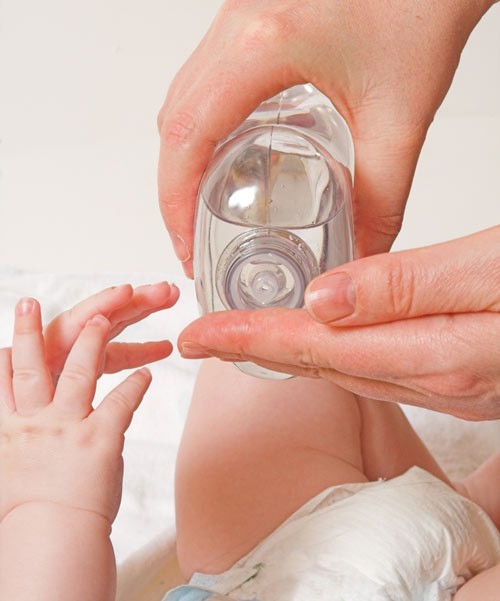 Tinh dầu dành cho bé (baby oil) không hề an toàn khi chẳng may bé nuốt phải. Khi nuốt phải những chất này, chúng dễ dàng đi xuống phổi của bé.